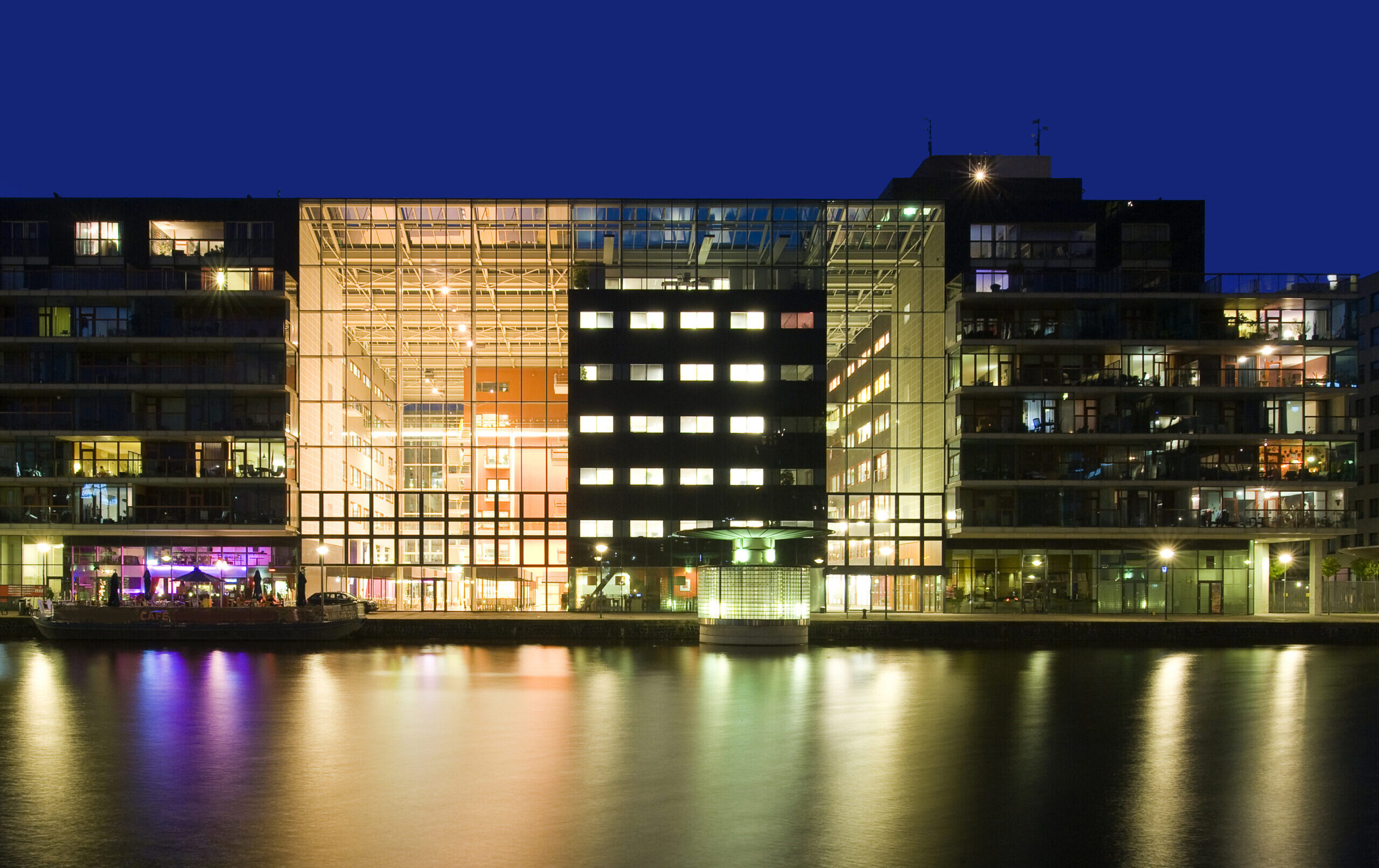 verlichte gebouwen in de nacht