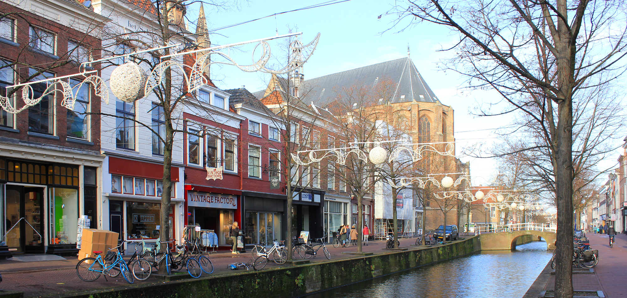 grachten en kerk delft